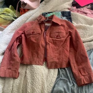 A leather jacket with 2 front pockets. It warms up quick